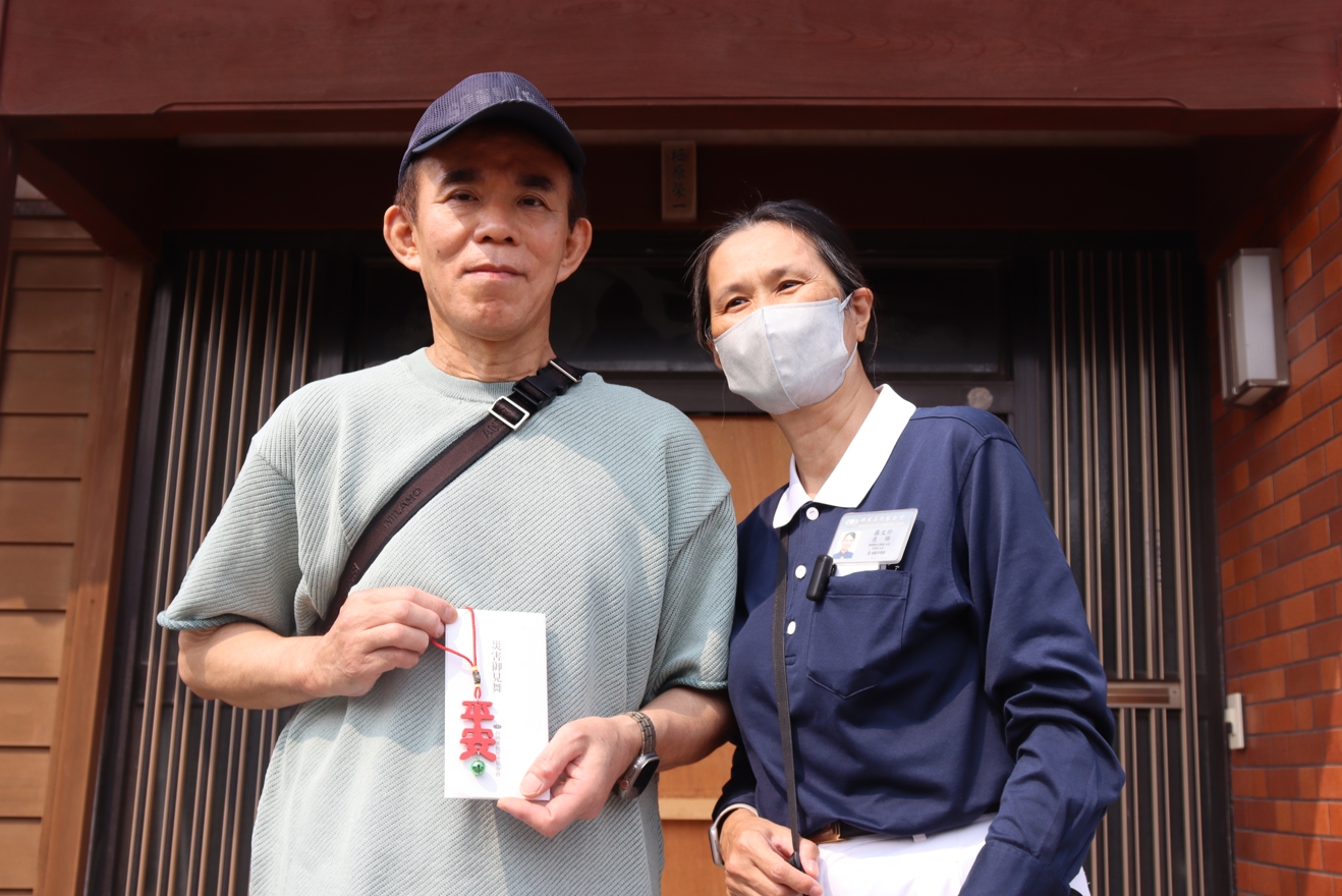 在志賀町土生土長的栖原先生，開心領取見舞金，將拿來補貼房屋因地震內部結構受損的修繕費用。