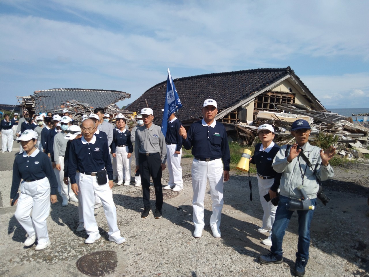 今年76歲、警職退休的濱木滿喜先生(右一)帶領慈濟團隊巡訪正院町災區。
