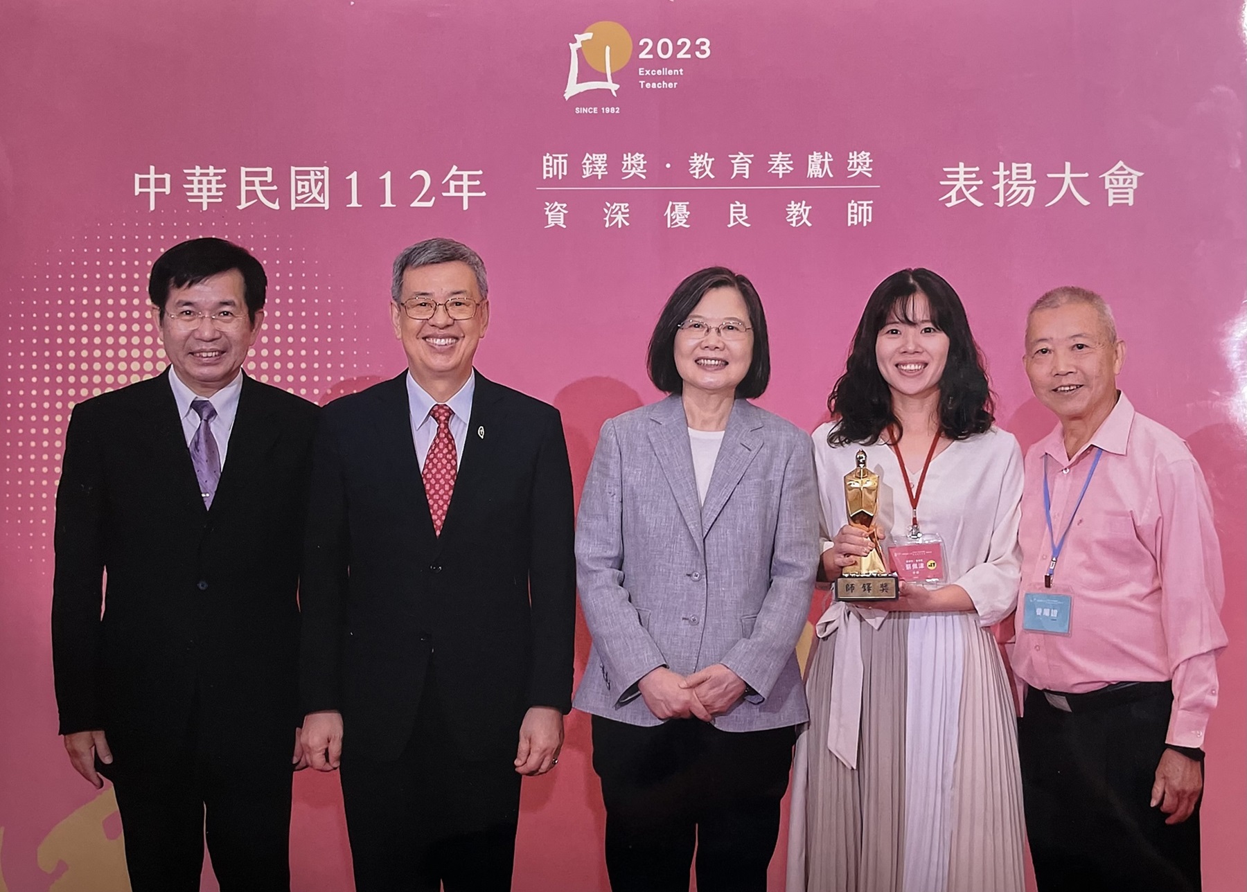 蔡佩津(右二)獲得112學年度師鐸獎榮譽