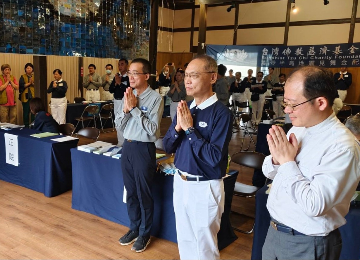 慈濟基金會顏博文執行長親赴日本能登半島，與慈濟志工一起關懷日本鄉親，正式發放前，顏博文執行長與志工團隊雙手合十祈禱。