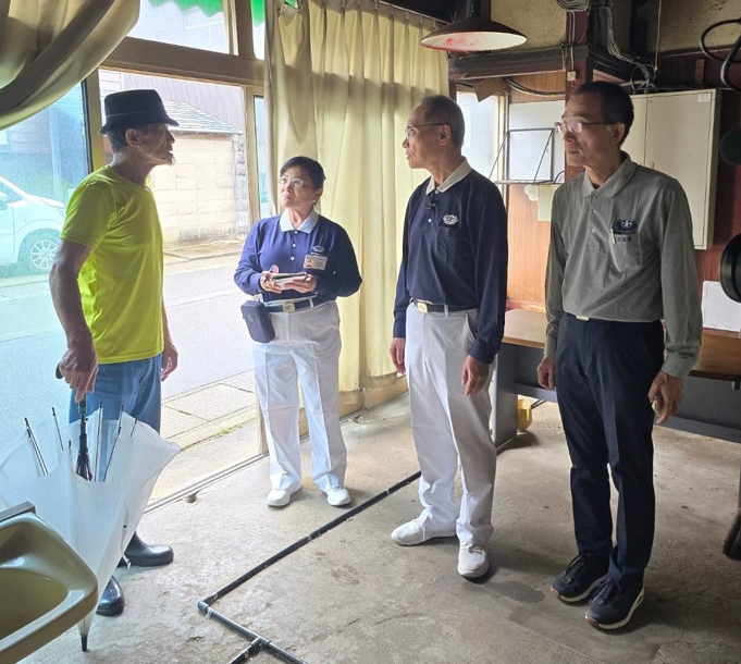 在志工陪同下，顏執行長也親身前往災區、災民安置的組合屋及住處房屋，實地勘察受損情形。
