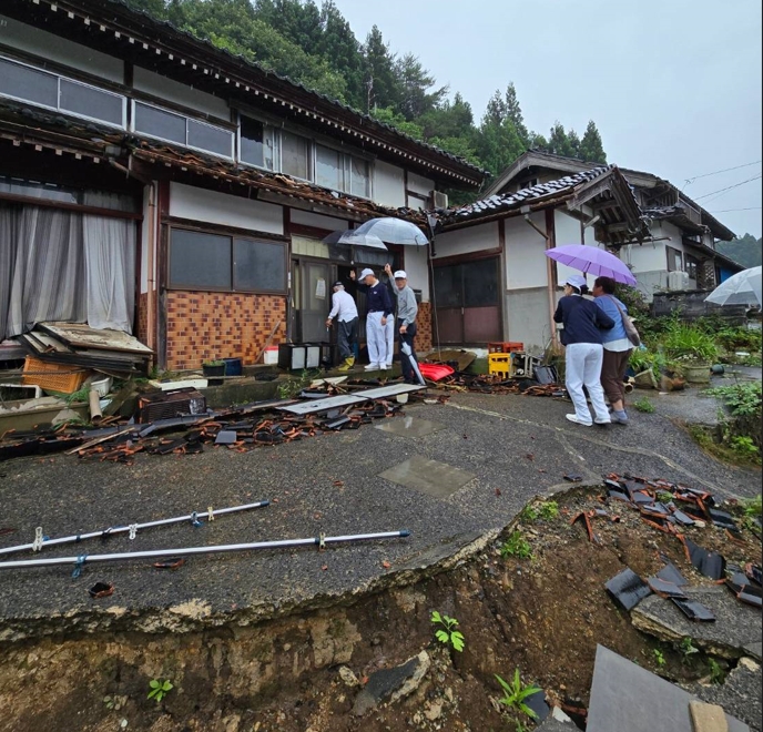 在志工陪同下，顏執行長也親身前往災區、災民安置的組合屋及住處房屋，實地勘察受損情形。