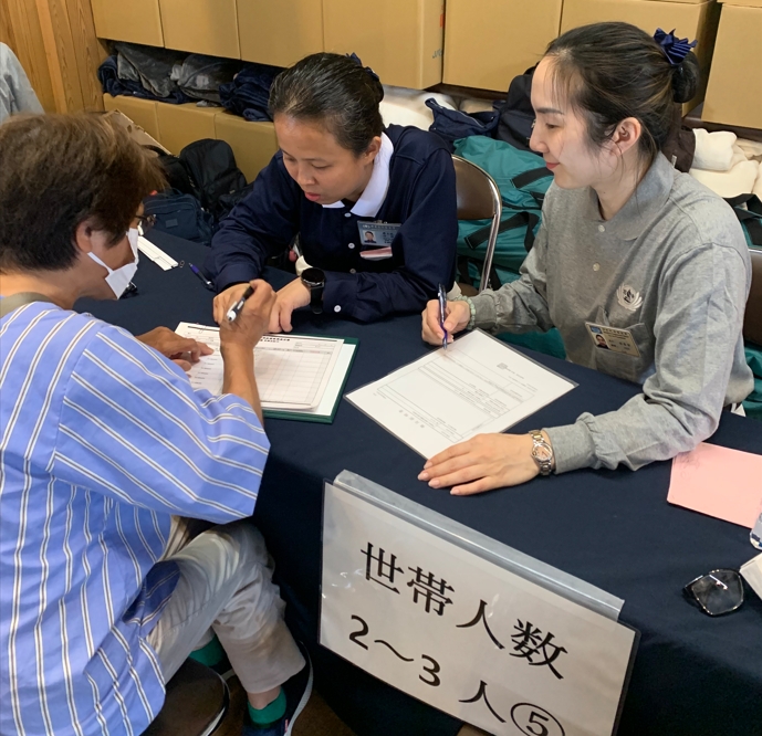 侯姿安(右)在發放組，很珍惜每一次跟鄉親的互動，希望將法喜傳遞他們。