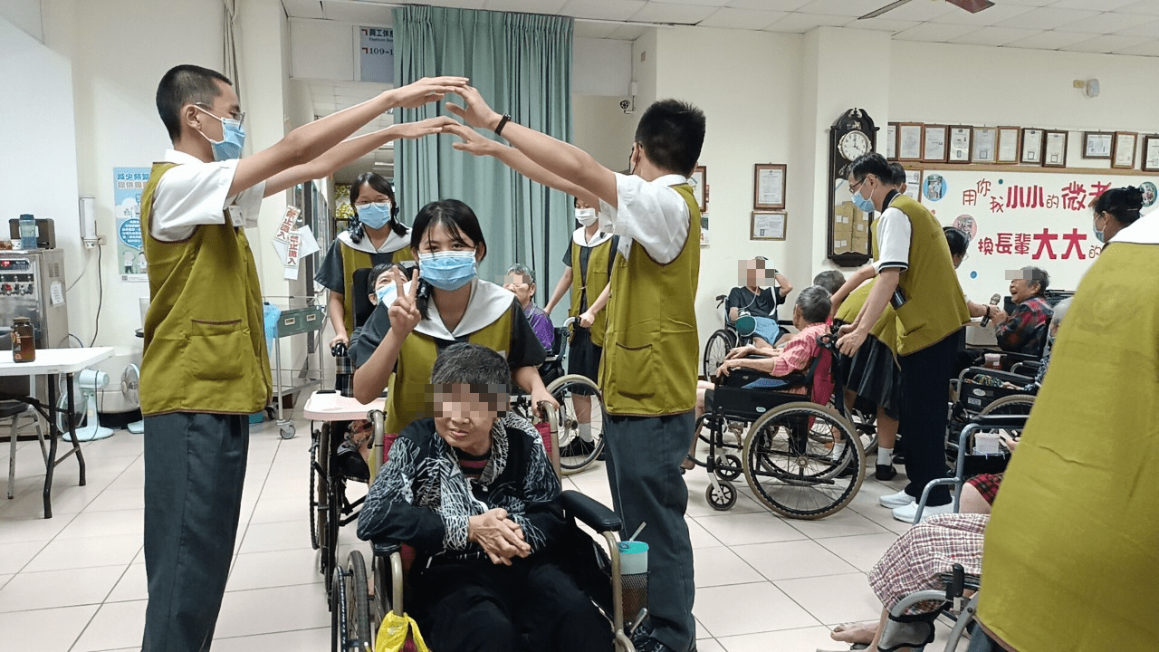 「火車行到伊都,阿末伊都丟,唉唷磅空內」同學們推著輪椅跟長輩們玩火車過山洞。
