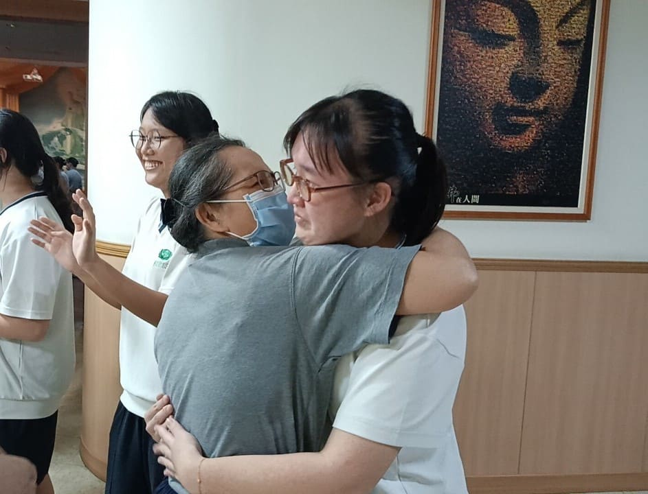營隊過程中與師姑、師伯們建立家人般的情感,同學感動與不捨之情滿溢。