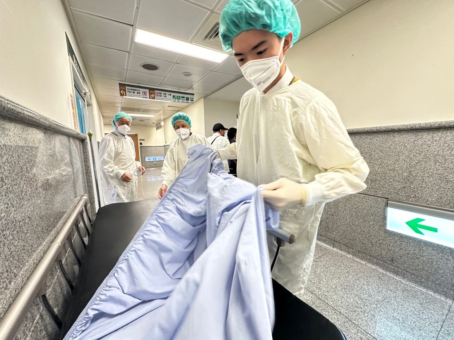 用心就是專業,防護衣上身,同學展現出一股責任感。