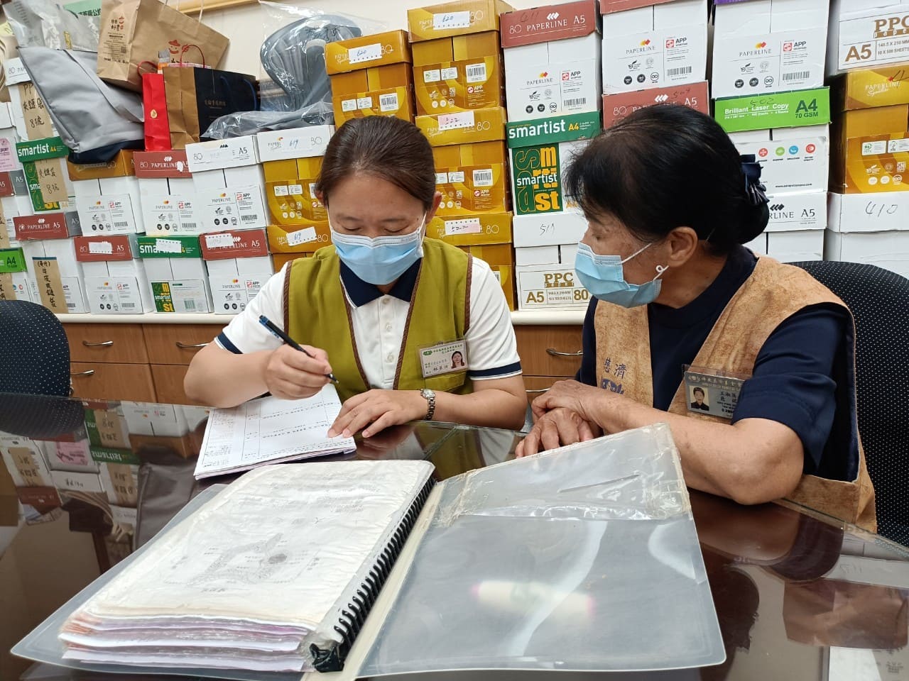 林昱汝老師從定點師姑身上,學習如何和病患交談,並能以幽默化解他們的內心的擔憂。