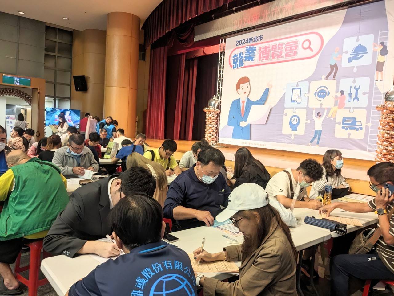 有意願的民眾們於現場填寫履歷。
