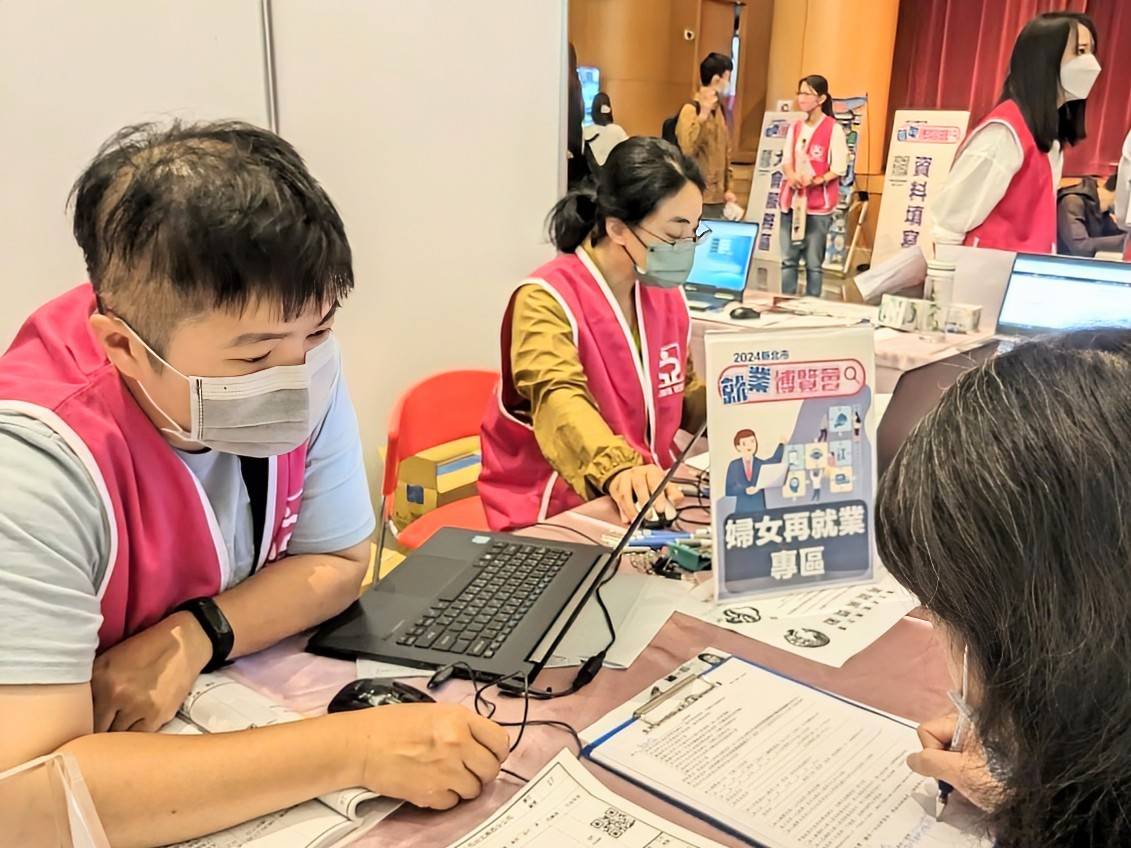 現場提供婦女再就業計畫諮詢。
