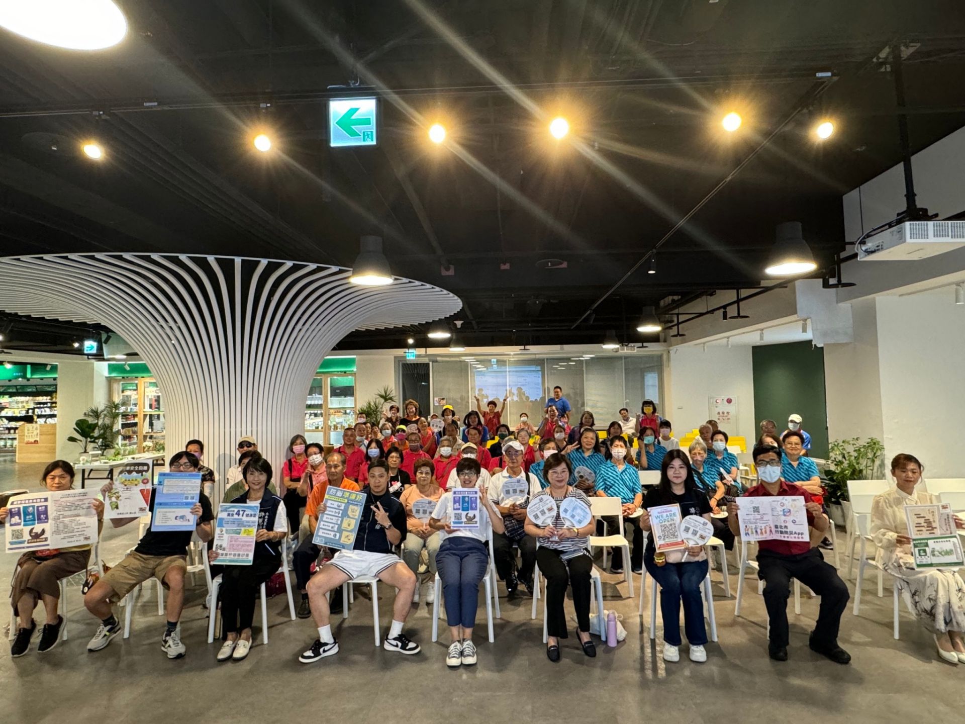 里民們於植境學習防救災技巧,提升社區間互助之效果。