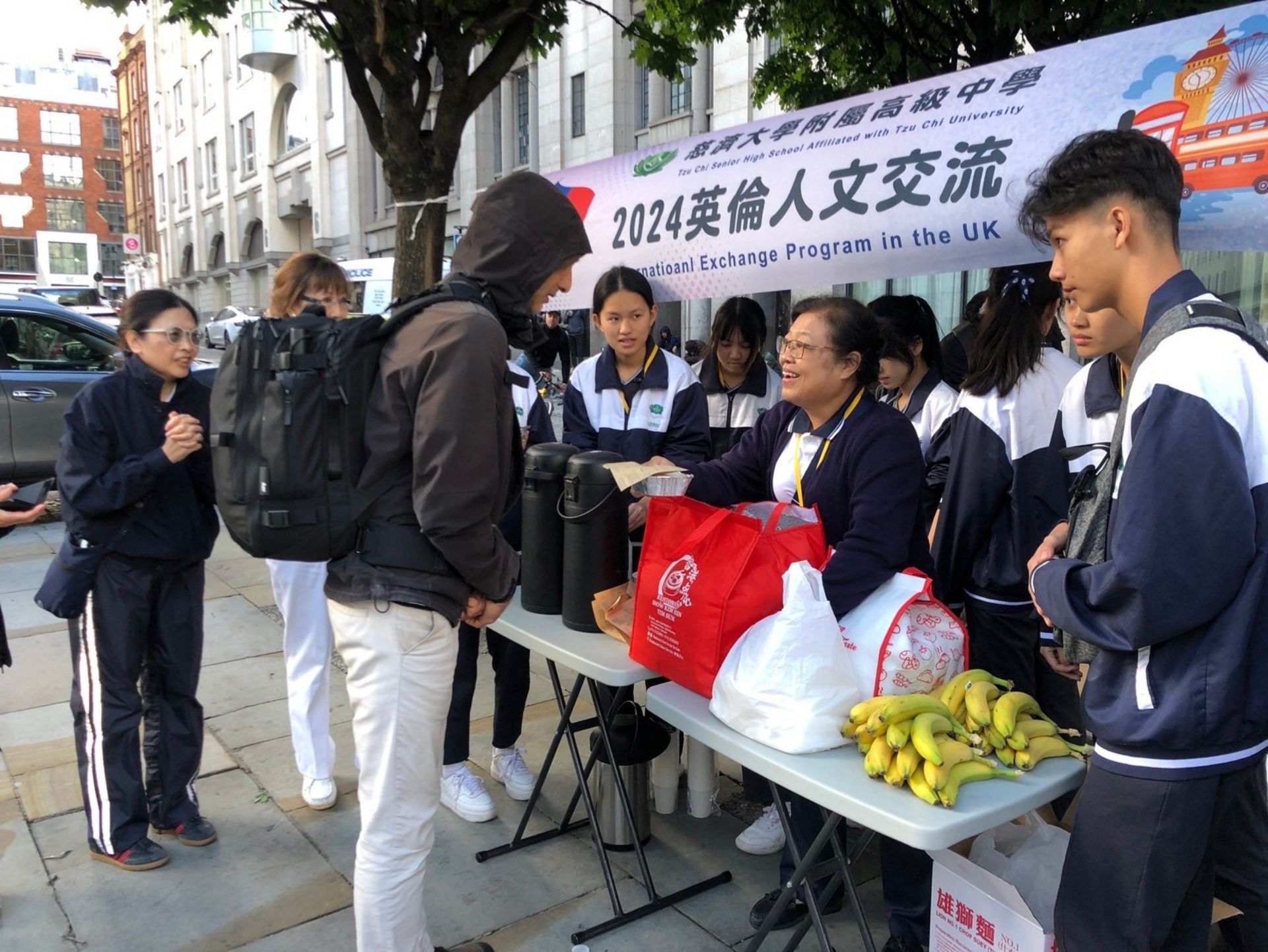 慈中師生在倫敦街頭發放熱食給街友