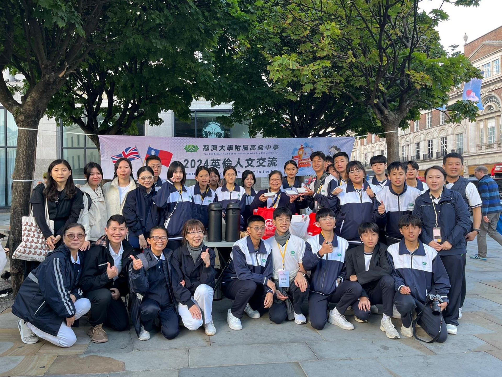 在發放地點掛上慈中交流團的布條,讓大家知道我們來自台灣