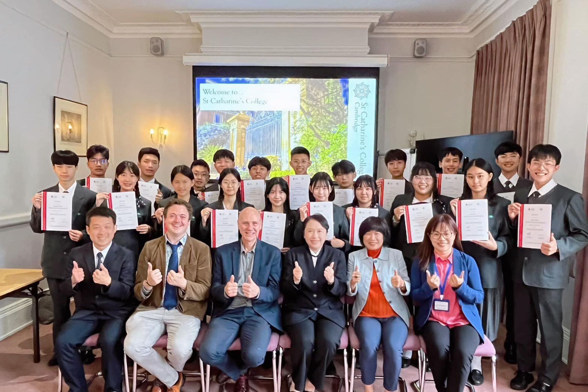劍橋大學教授頒發證書給每位同學,並肯定同學們的學習熱忱與表現