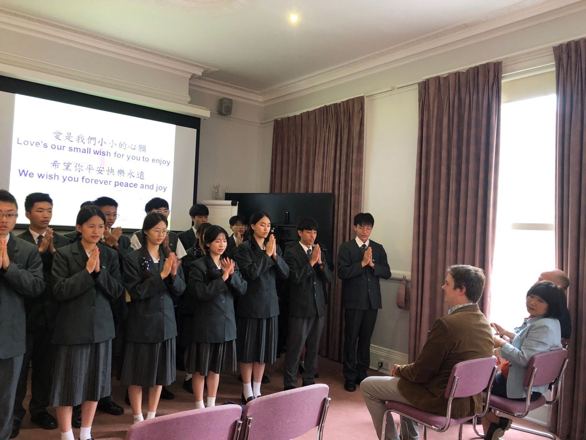 劍橋營隊結業典禮上,同學們表演把愛傳出去英文版表達感恩,教授老師們直呼Amazing!