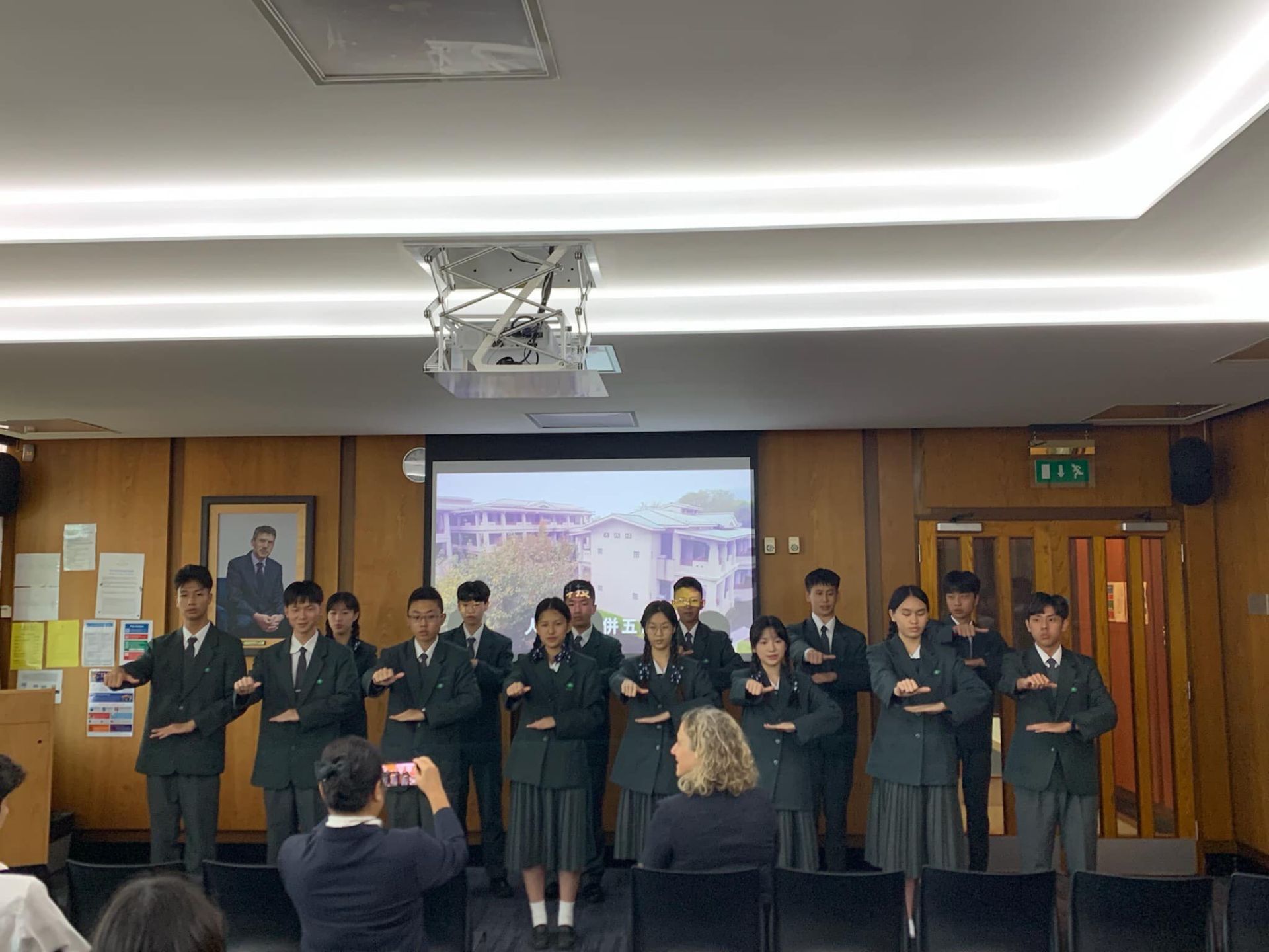 慈中同學在三一中學的歡迎會上表演校歌手語