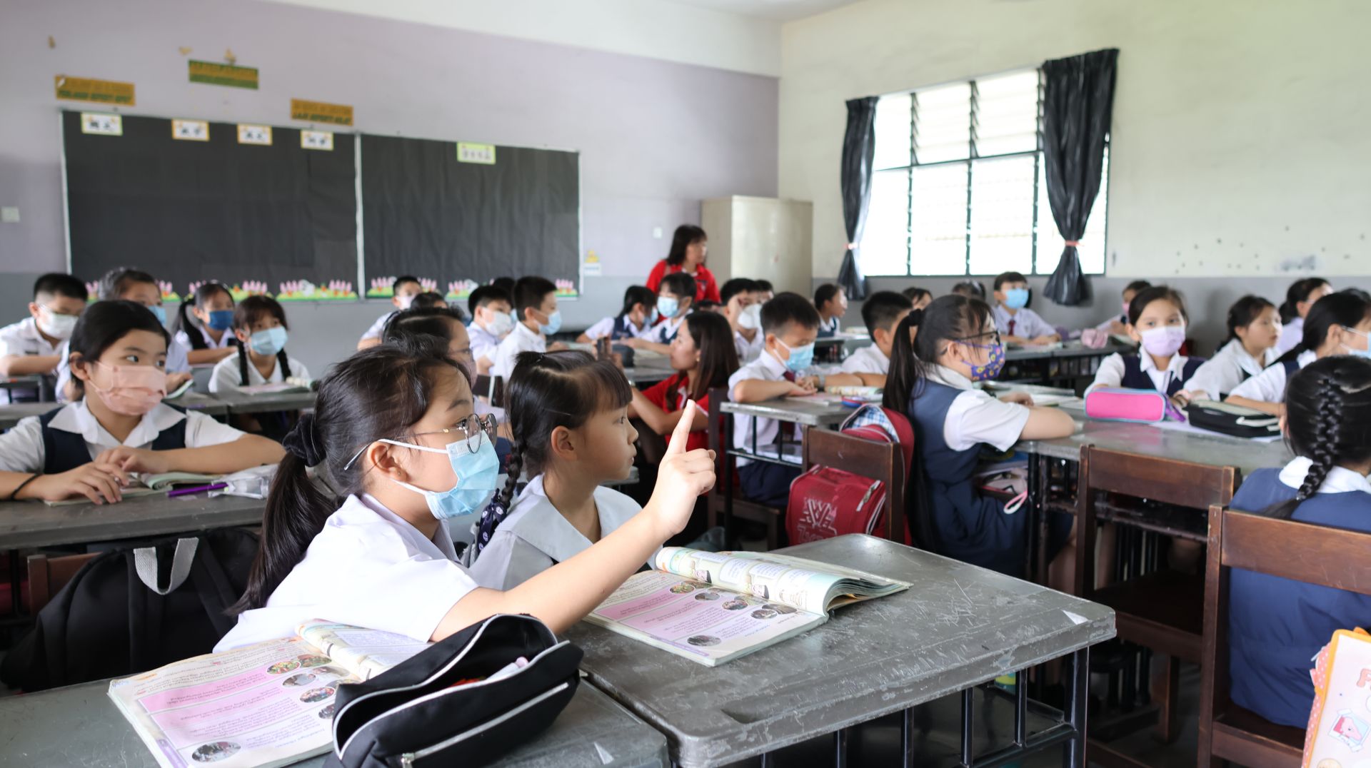 慈小孩子入班學習,K校小天使細心幫助說明