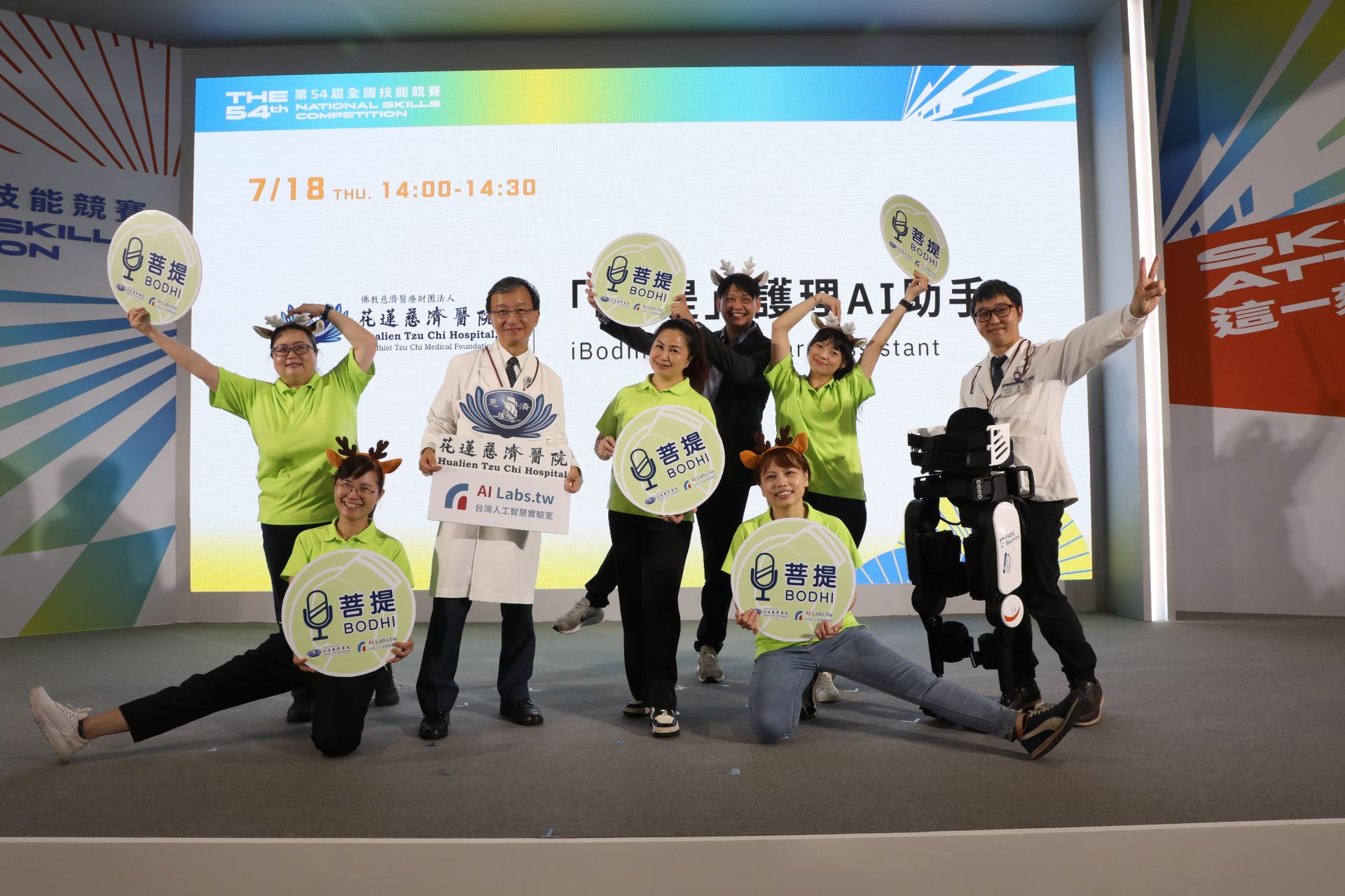 18日下午2時,護理部團隊在主舞台區AI講座粉墨登場,重現病房護理師工作現場,分享「i菩提-護理AI助手」,呈現如何運用AI生成入院摘要,及交班記錄。
