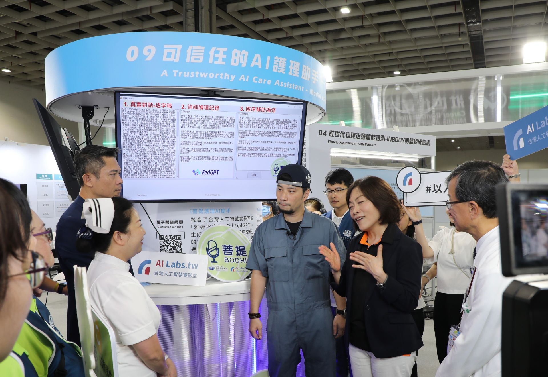 勞動部部長何佩珊(右二)看到花蓮慈濟醫院「i菩提x FedGPT」,透過生成式AI輔助護理師完成護理記錄與衛教工作,不僅可減輕工作量,更讓護理師有更多的時間照護病人,她驚嘆「太棒了」,並向醫秘李毅醫師、護理部主任鍾惠君等人表示她深知護理師工作的辛苦,肯定花蓮慈院運用人工智慧幫助護理師臨床工作。