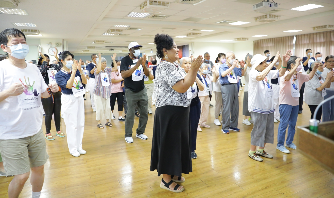 老人家最愛的運動課讓大家動起來,一首「鴨子舞」將外國友人和老人家之間的隔閡打破。