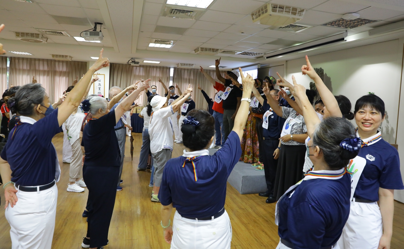 老人家最愛的運動課讓大家動起來,一首「鴨子舞」將外國友人和老人家之間的隔閡打破。