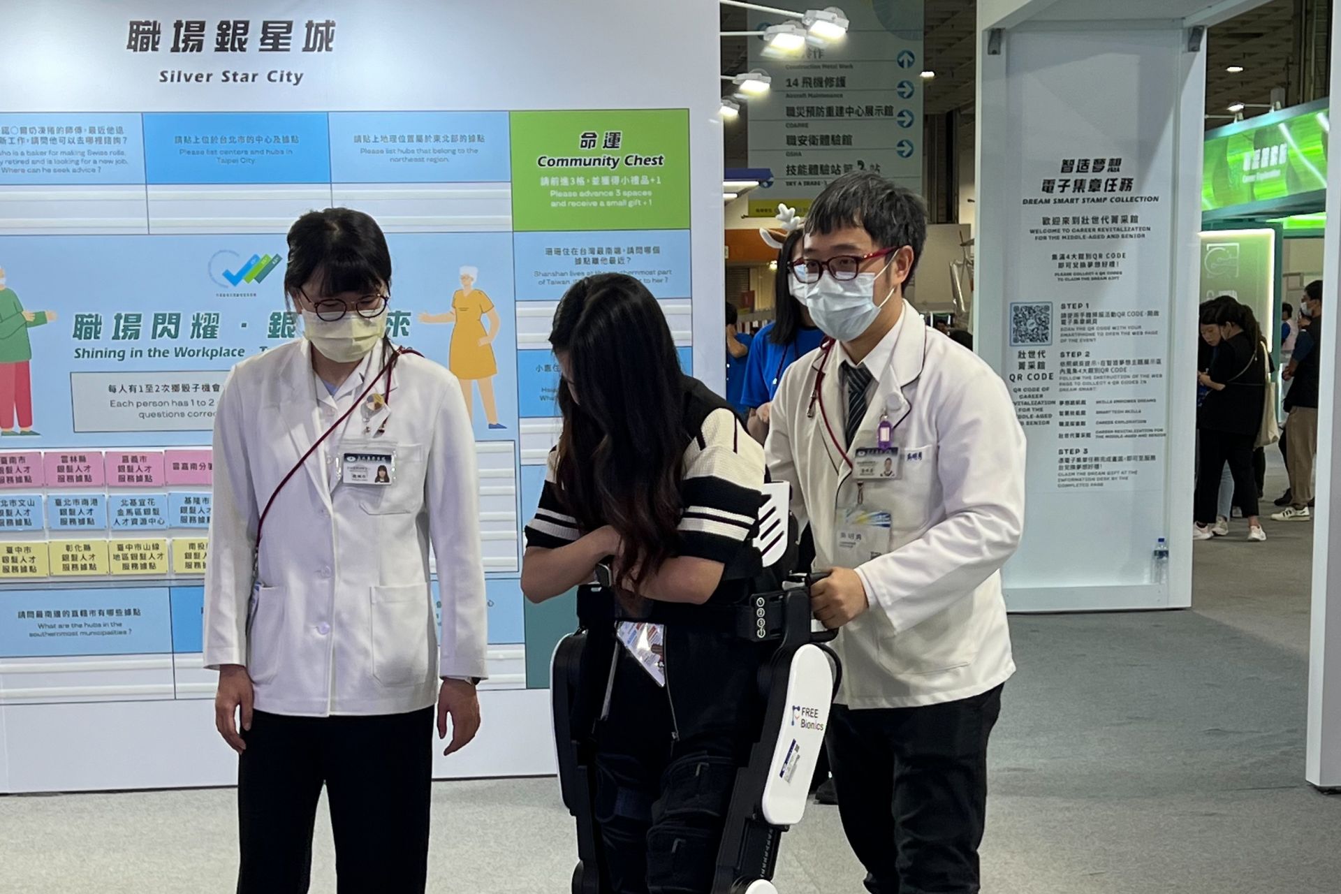 在外骨骼機器人「帶」動行走體驗,讓年輕人驚奇不已。