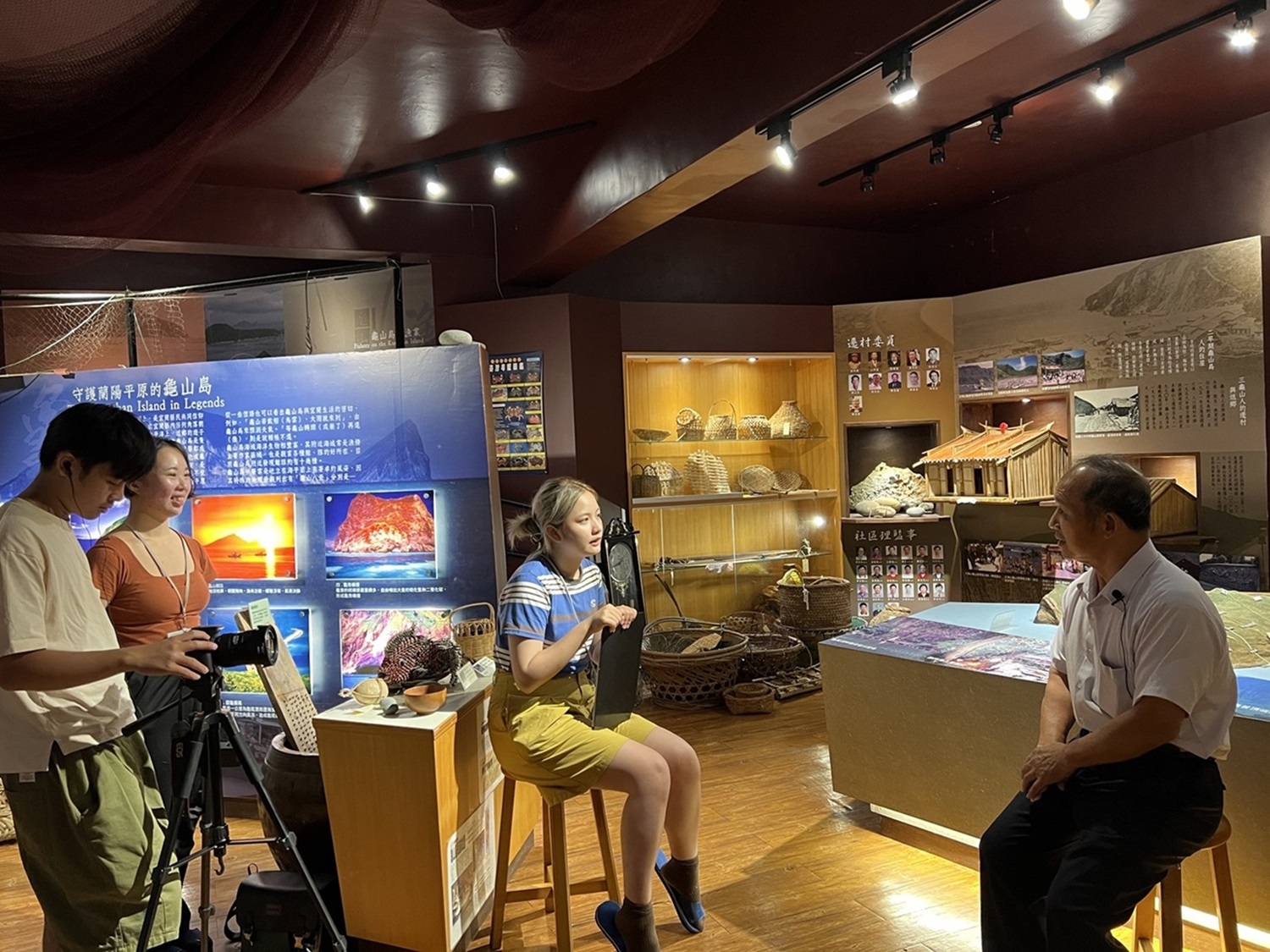 金魚厝邊的實作生,去龜山島漁村文化館採訪龜山島社區發展協會的理事長簡英俊。