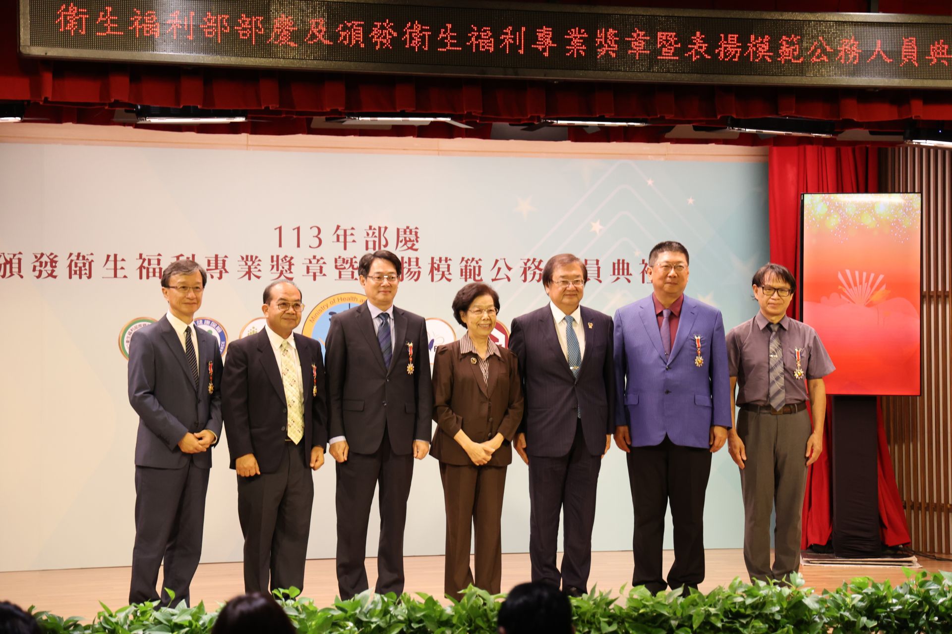 擁有醫學及法律雙專長的花蓮慈院院長室醫務秘書李毅,致力於推動花東地區病人安全品質,以及預防醫療爭議事件,獲頒衛生福利專業獎章三等獎章表揚。