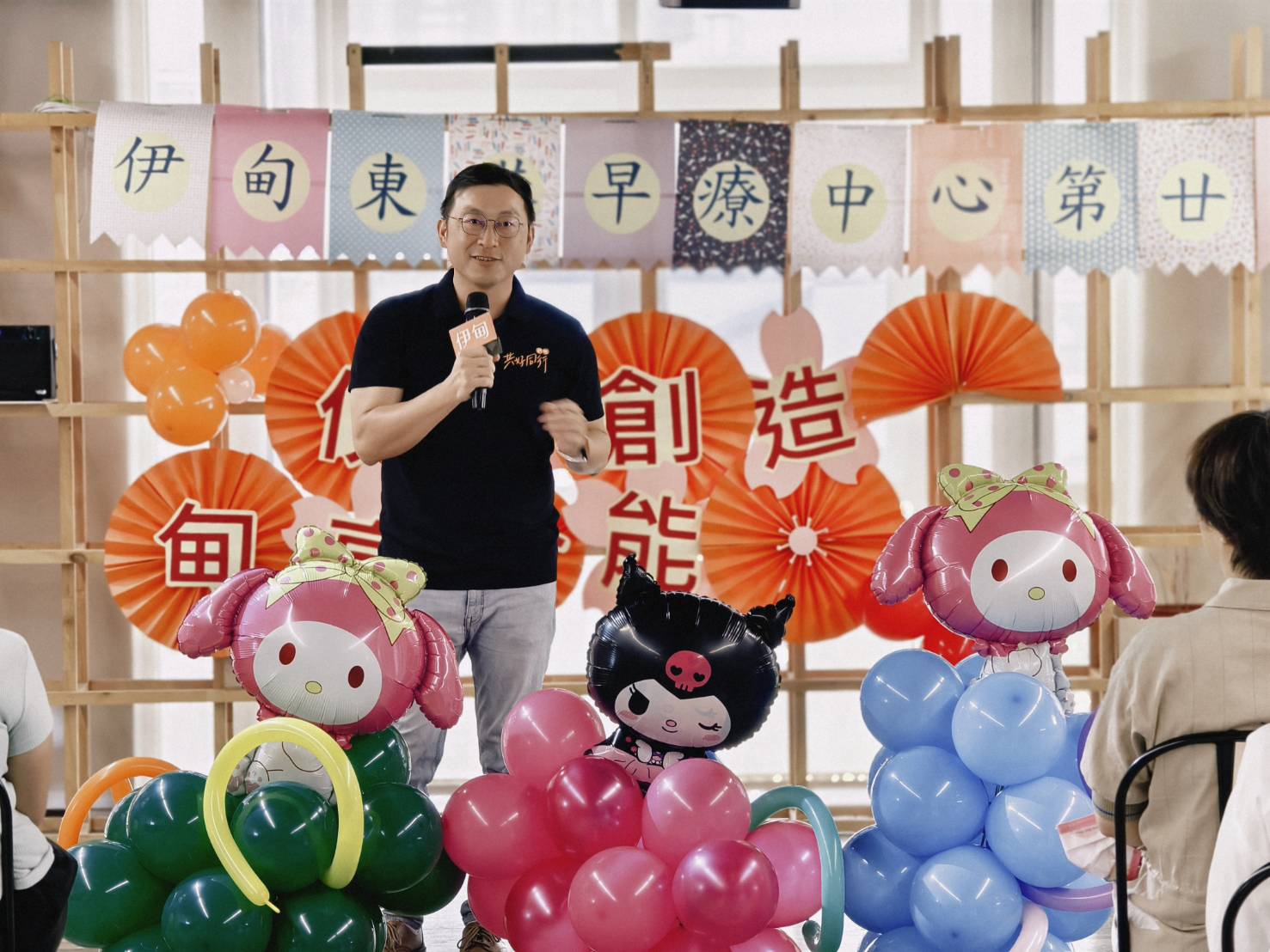 伊甸屏島區區長許廷安為畢業生及家長獻上祝福