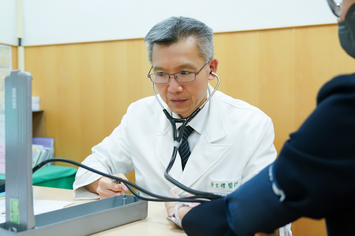黃玄禮主任看診示意照。
