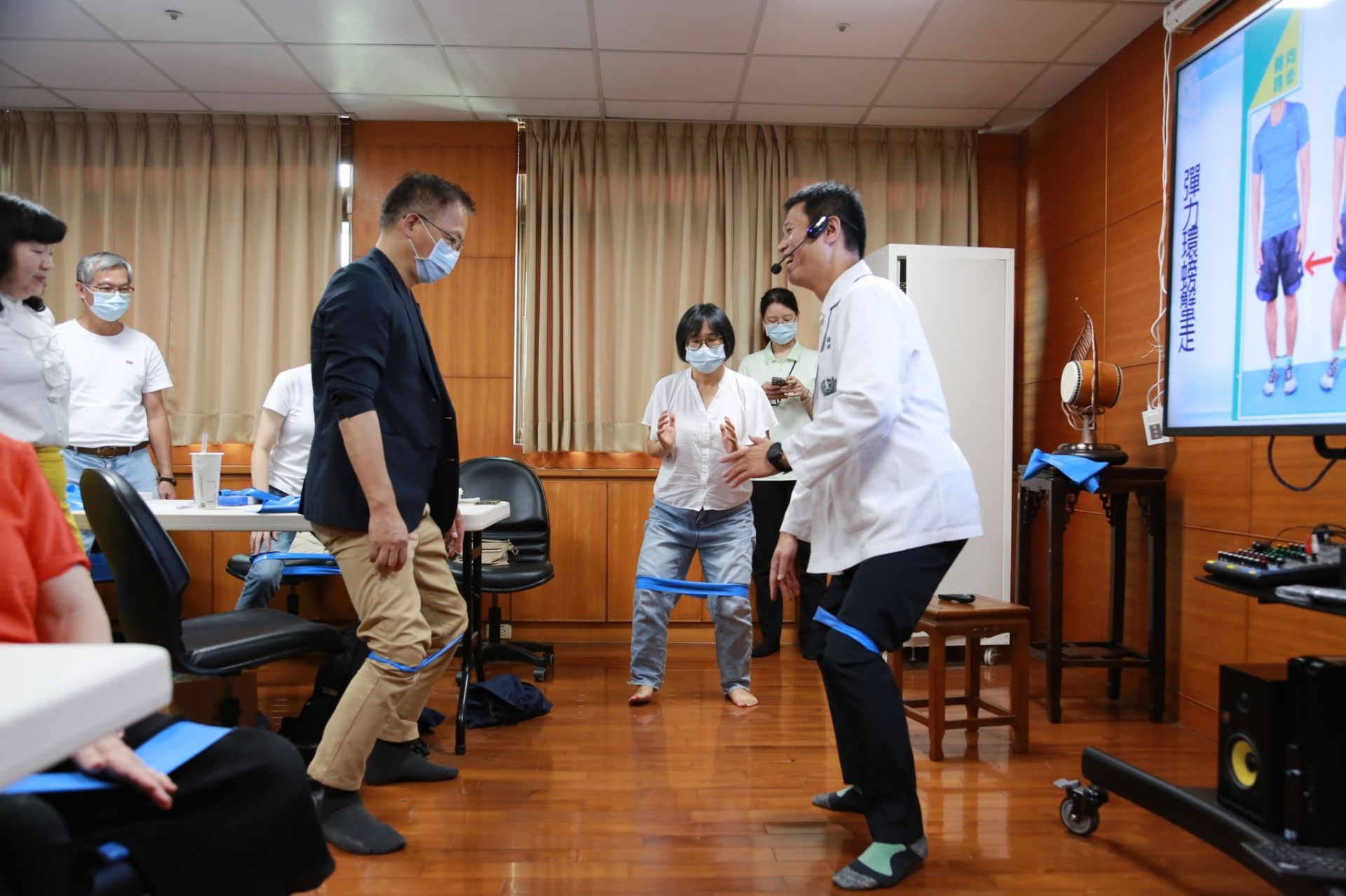 物理治療師黃科銘,現場教病友頸椎保健、全身性伸展運動。