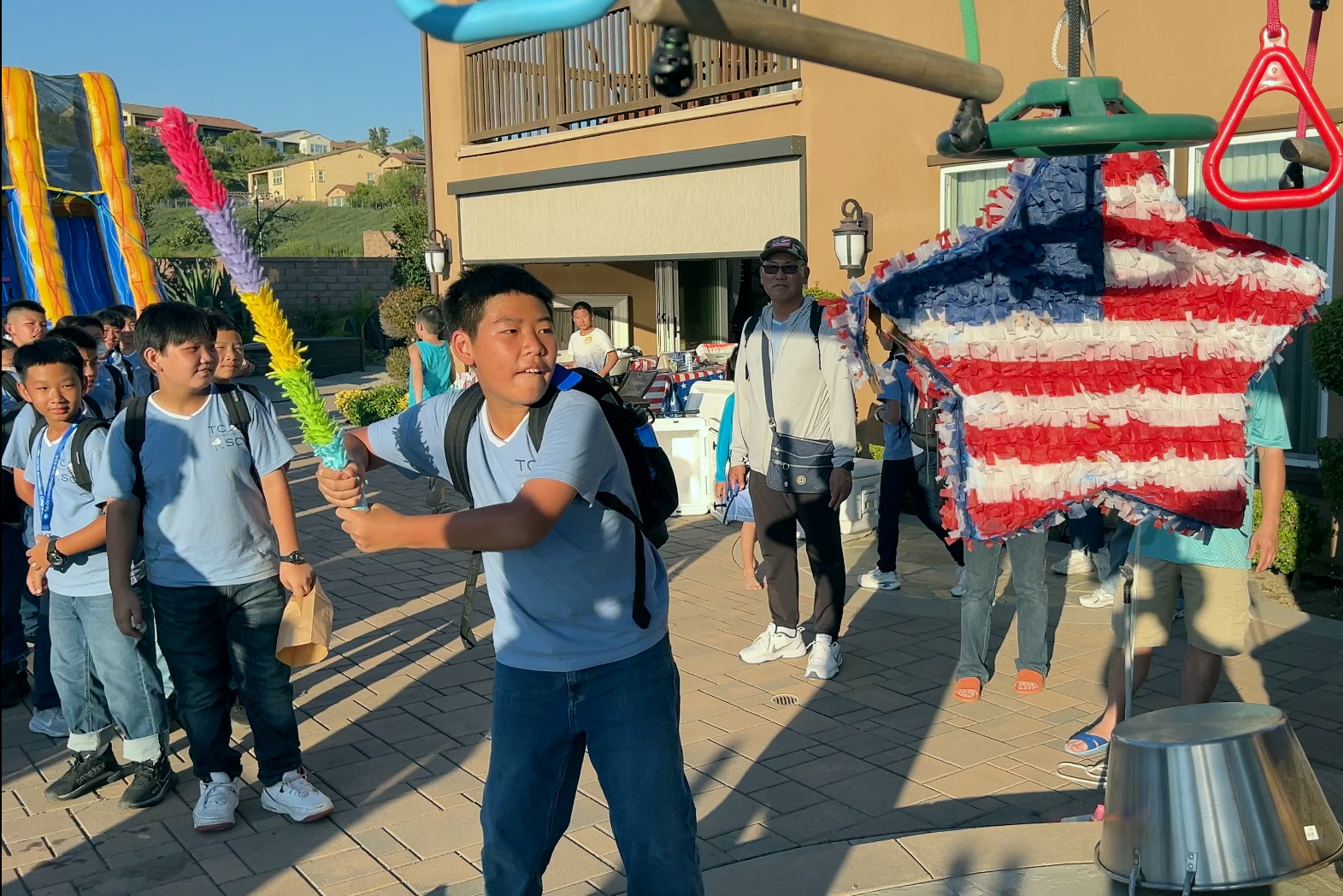 國慶日,孩子揮擊以美國國旗為底圖設計的皮納塔(Piñata),體驗異國文化。