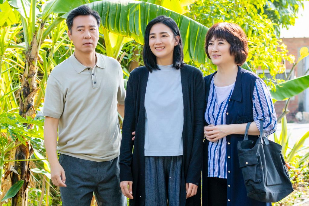 羅心儀(洪小鈴飾)(中)職場女強人四十多歲罹患早發性失智症,先生何慶祥(尹昭德飾)(左)、