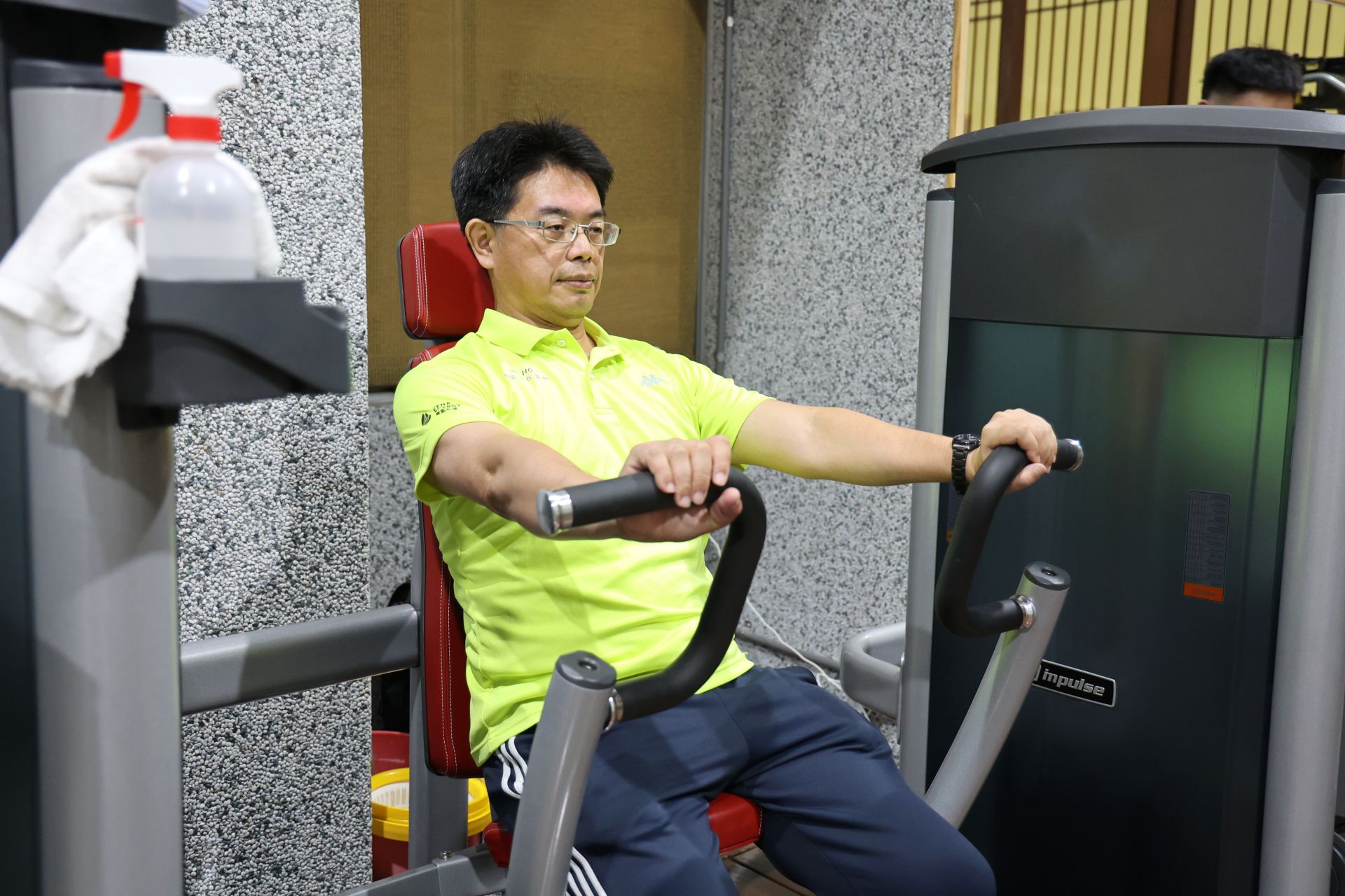 院部主管下班後換上便於運動的裝束，在專業教練的帶領下熟悉器材的正確使用方法。