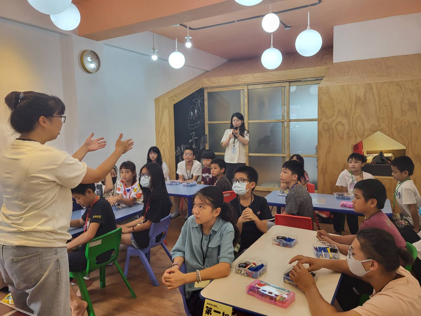 孩童專注地看著授課老師講解