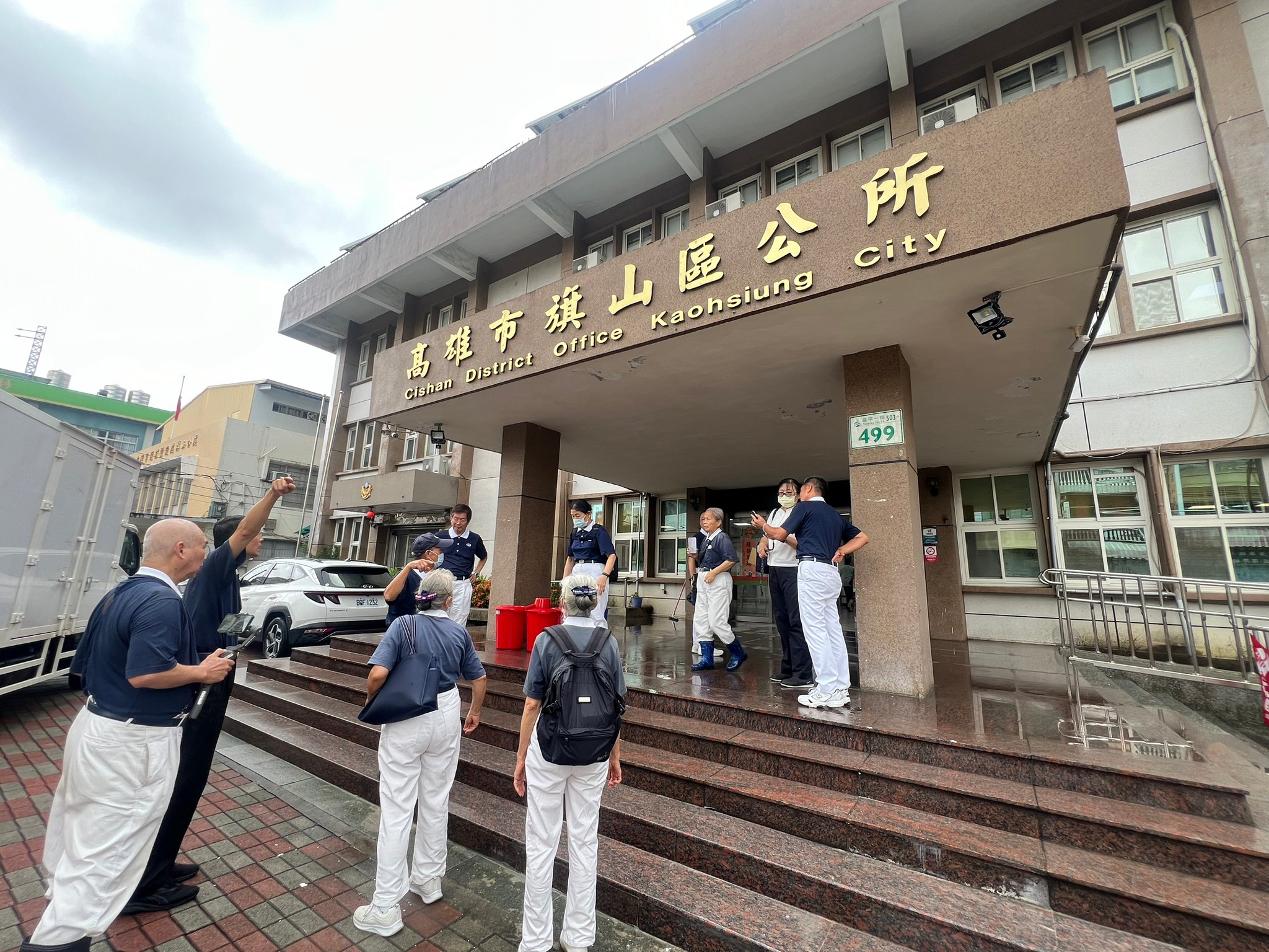 高雄慈濟志工前往旗山區公所提供物資,也與目前安置公所內的災民關懷互動。
