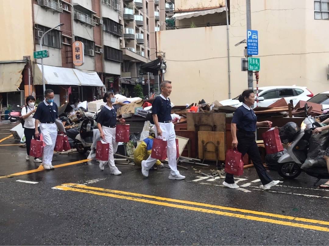 高雄慈濟志工7月26日區分11個動線,超過1500個熱食便當以及物資等分送各區。