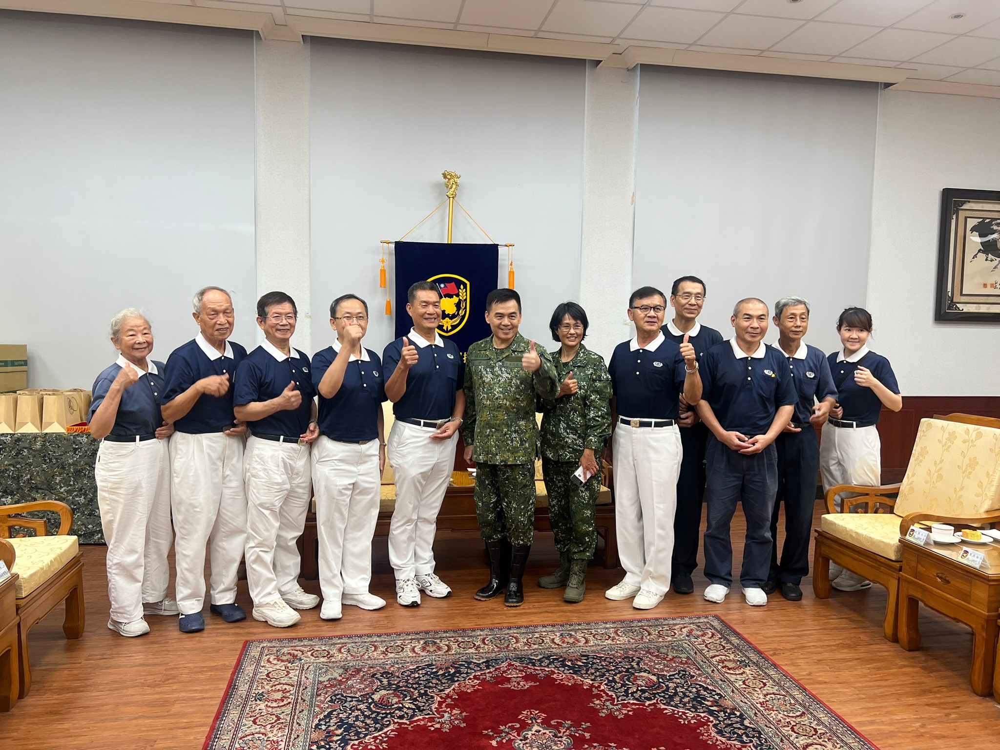 為感恩國軍弟兄在颱風來臨時協助居民預防性的撤離,慈濟志工也帶著帶著物資前往第八軍團。