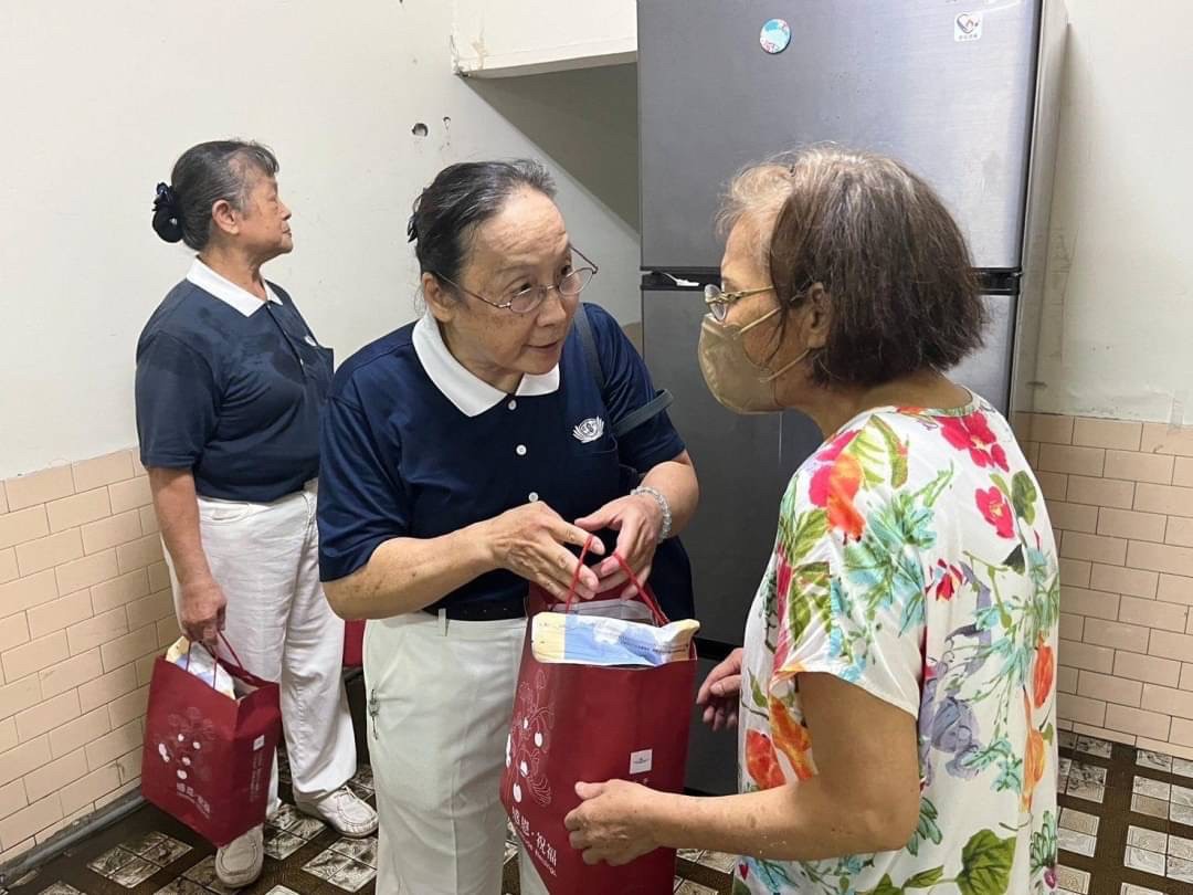 慈濟基金會表示,面對凱米颱風,「慈濟高雄災害應變中心」提前做足應變措施,整頓糧食、物資以備不時之需,大雨過後確保平安後立即啟動關懷行動。