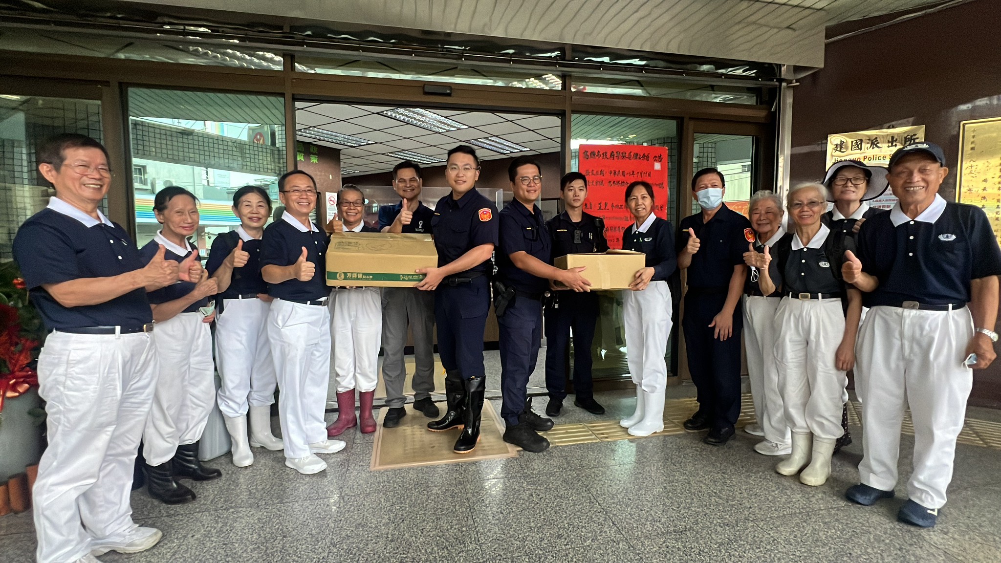 高雄慈濟志工團隊關懷警消同仁,圖為旗山警分局。
