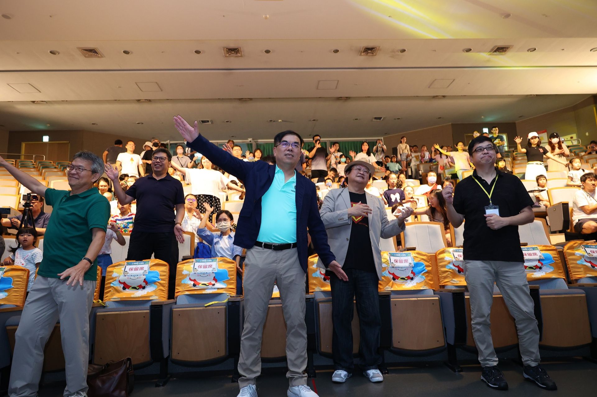 環境部彭啓明部長與現場大朋友小朋友樂唱跳