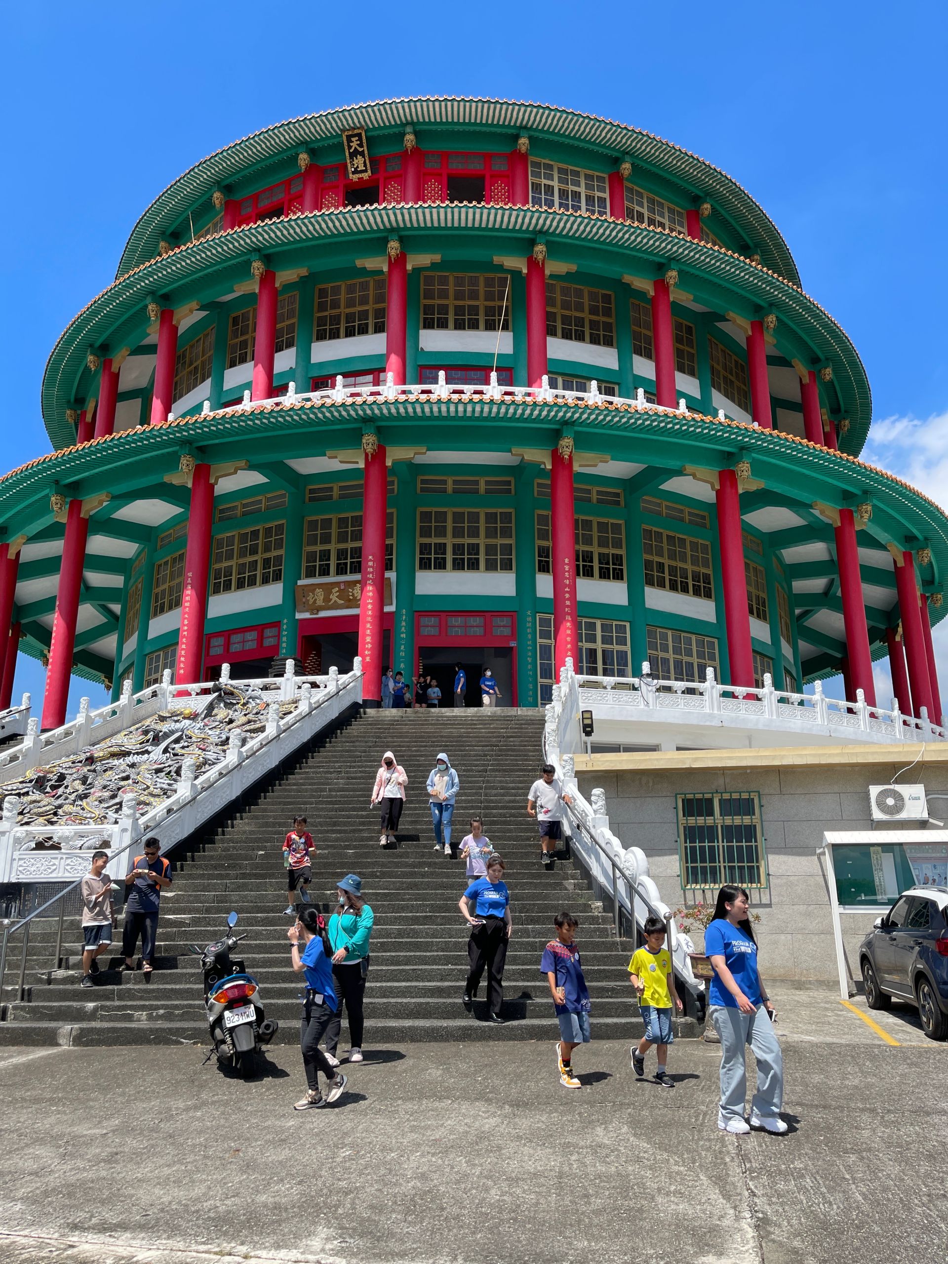 第二天的課程,安排所有師生一起到鄰近的「台灣天壇」進行外拍。孩子們透過自製數位相機的視窗,不斷按下快門鍵,捕捉所看到的美麗畫面。