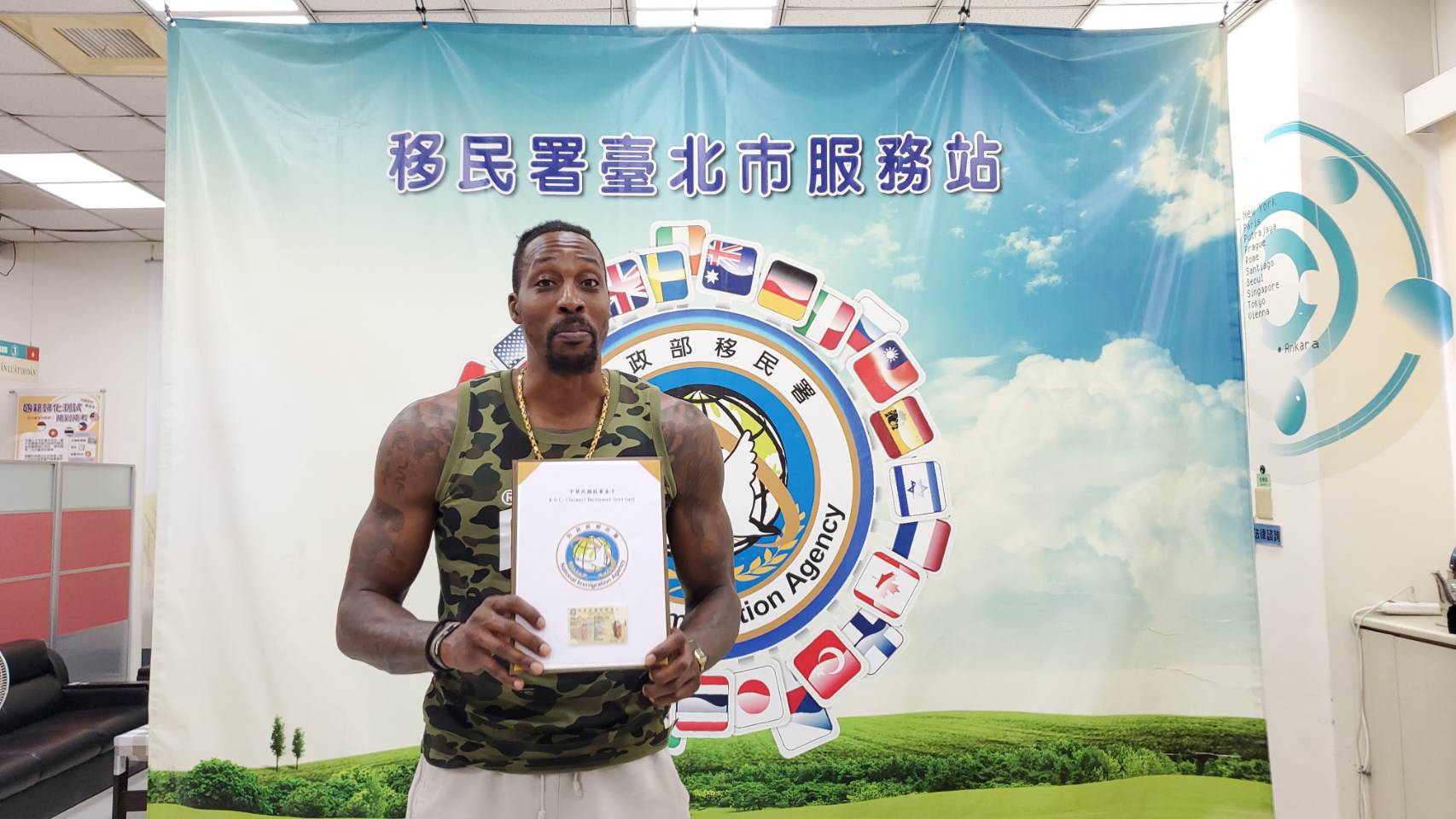 霍華德獲頒就業金卡。