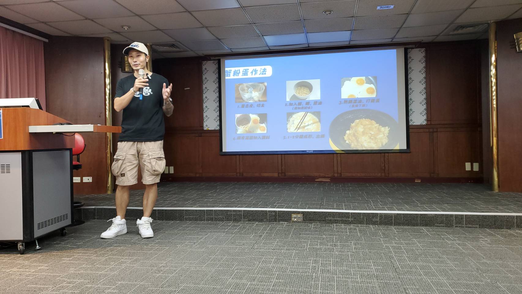 來自上海的廣告設計師、也是男性新網紅:奶爸GOGO,擔任移民署臺北市服務站「新住民家庭教育暨法令宣導」課程講師,分享來臺心情故事。