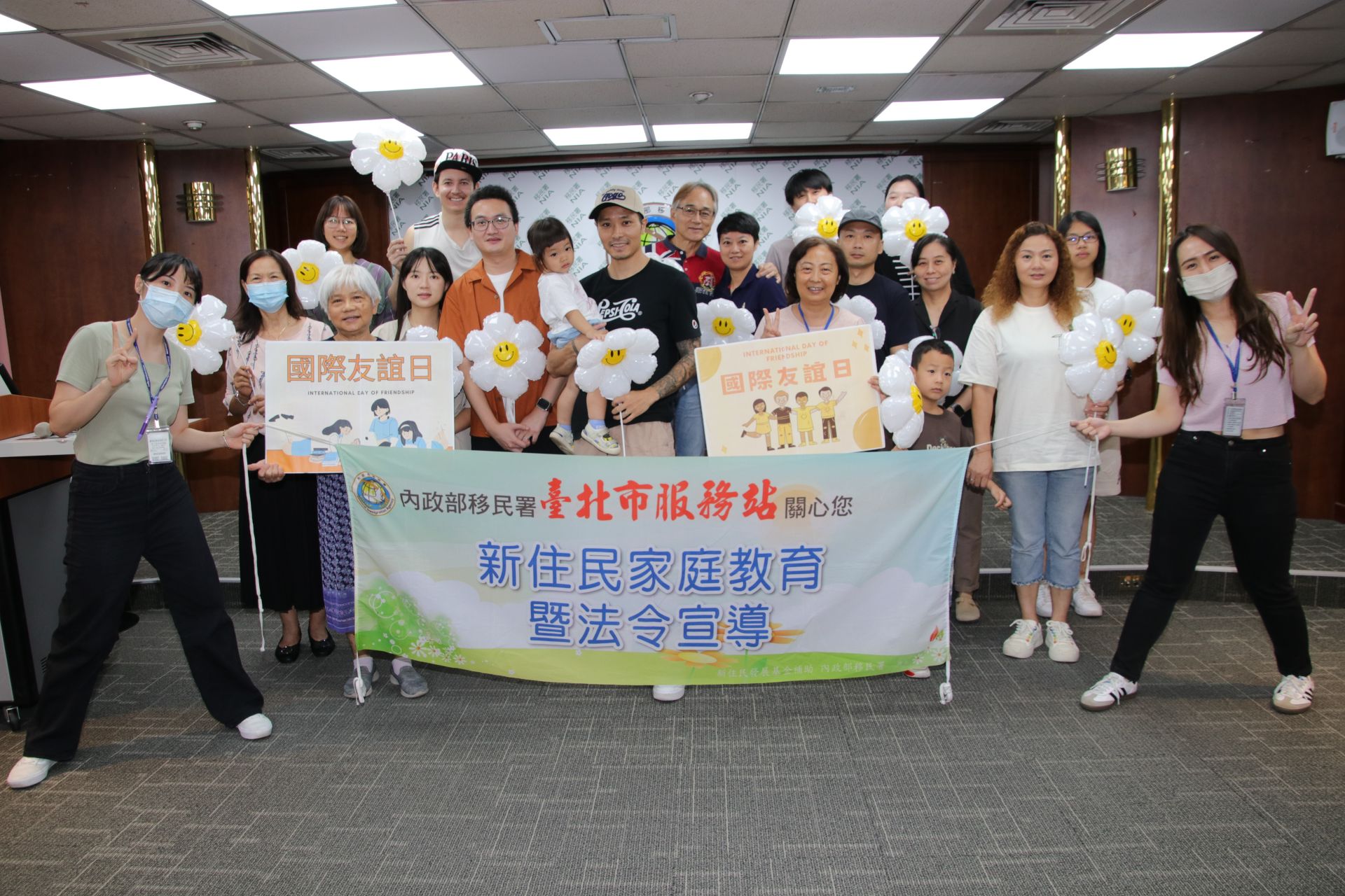 奶爸GOGO介紹他拿手的上海家鄉菜:蟹粉蛋(炒熟的蛋黃酷似蟹黃、蛋白酷似蟹肉,故又稱賽螃蟹)作法。