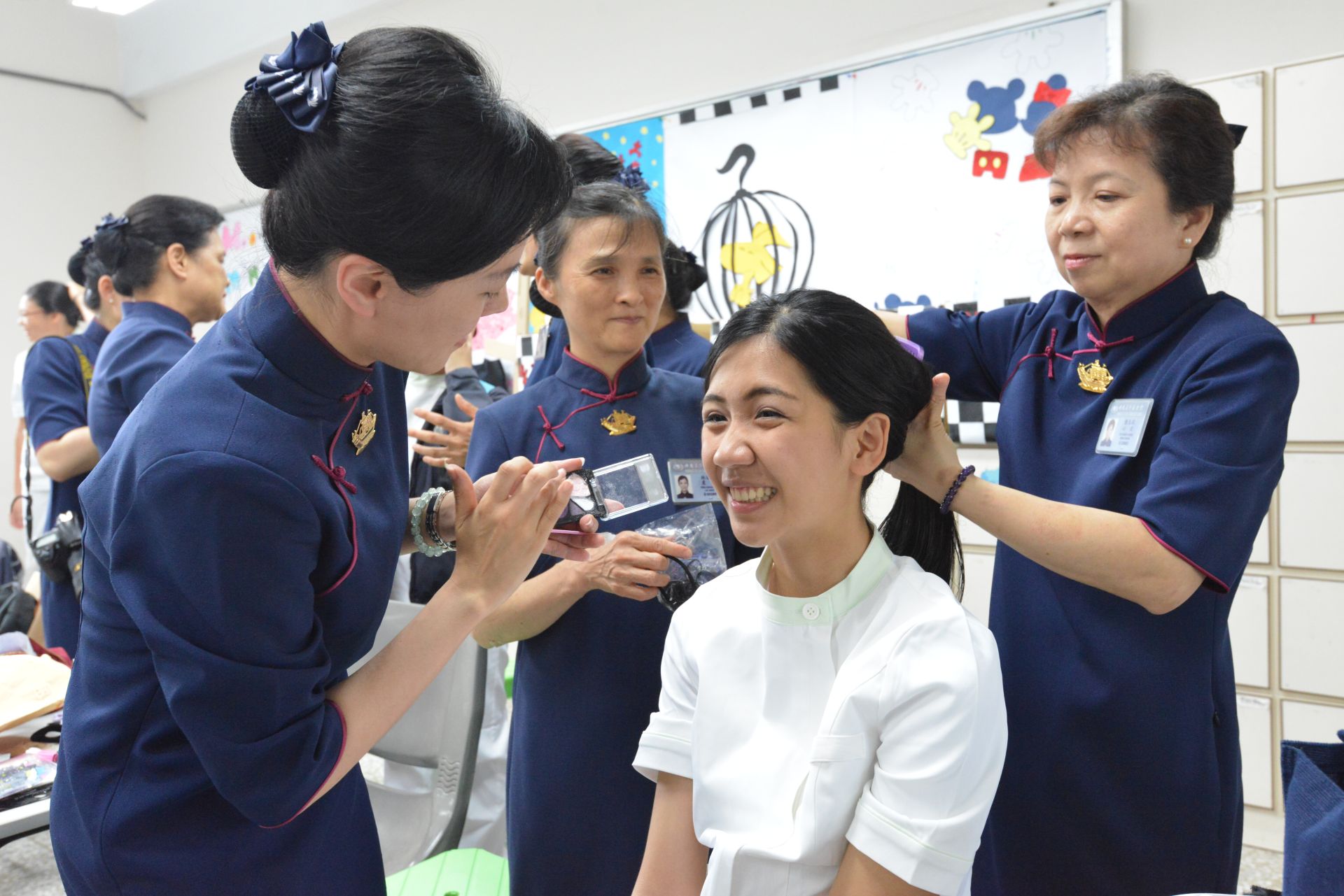 護理系的加冠典禮,懿德媽媽負責幫孩子打點儀容,美美登場。