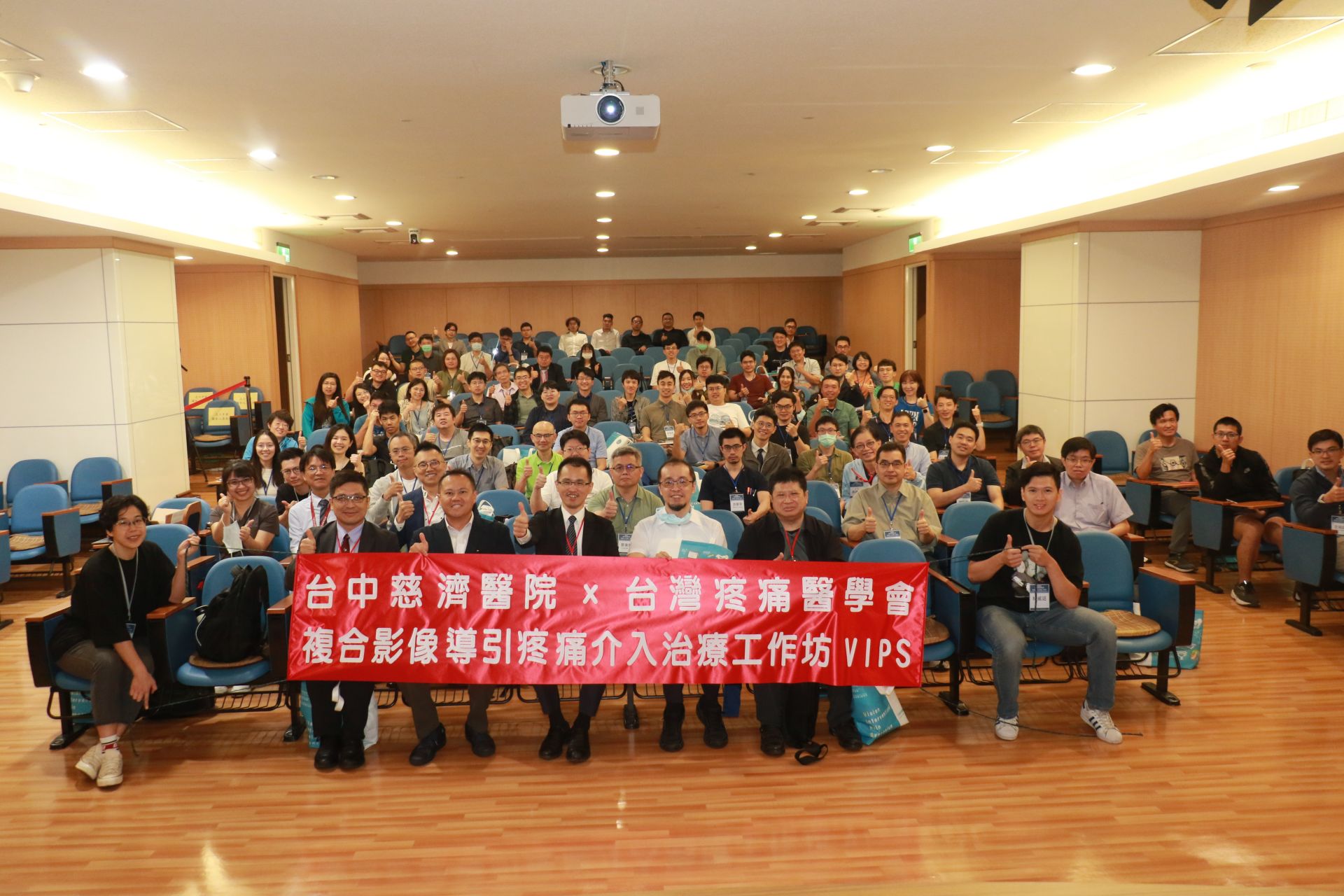 講師群與參與醫師學員合影。