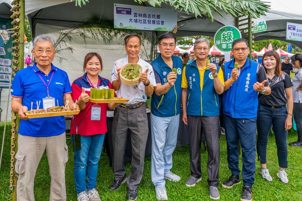 環境部彭啓明部長與雲林縣古坑鄉大埔社區發展協會共同宣導食當季食在地。