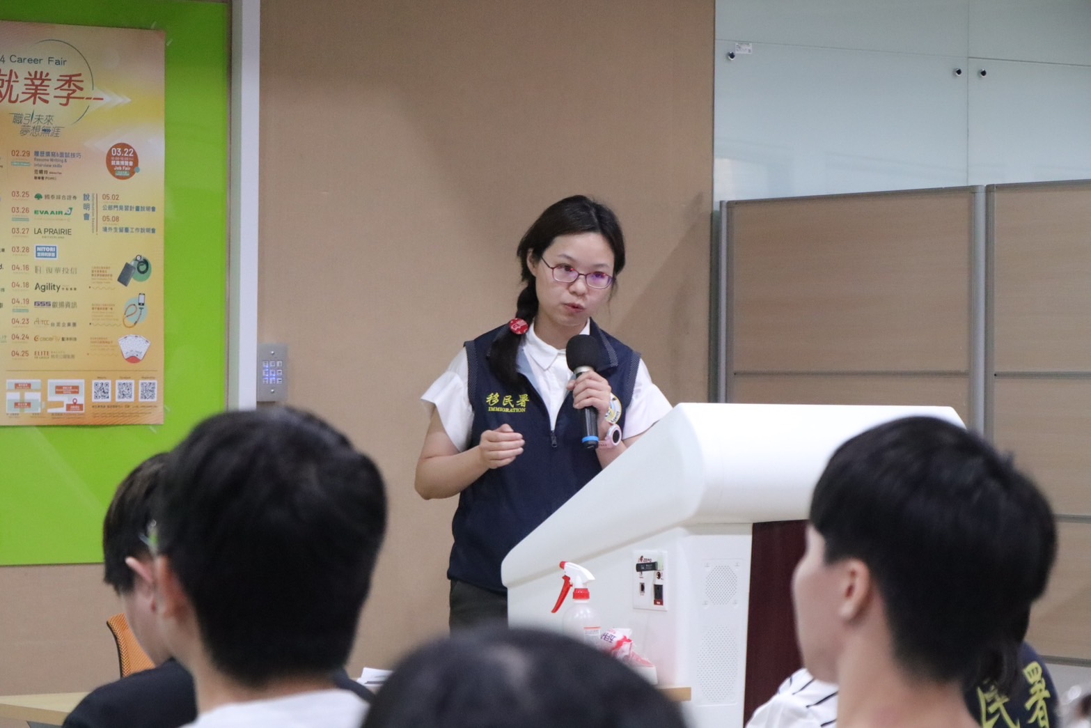 移民官趙湘怡向國立師範大學同學說明畢業留臺居留的相關規定。