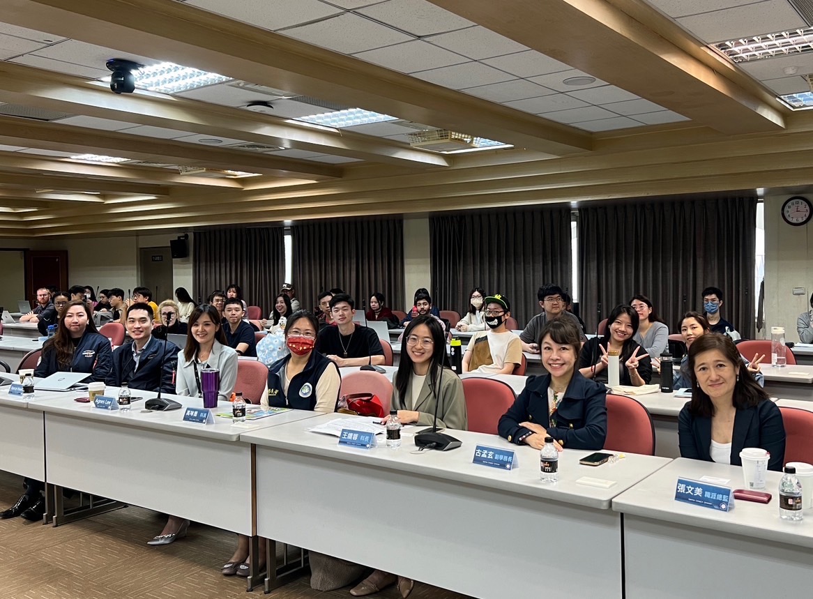 國立政治大學舉辦之「僑外生留臺就業說明會」來賓與師生大合照。