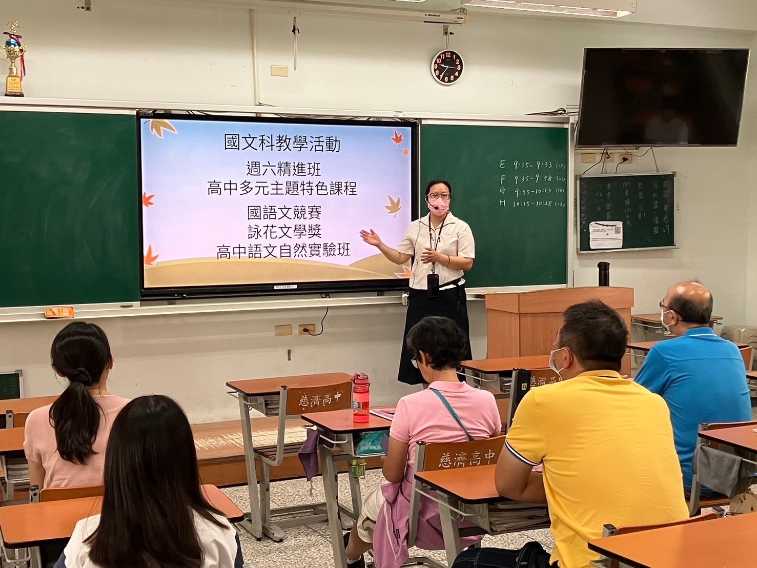 在Open school活動中,家長對臺南慈中國語文團隊的教學內容備感用心,特別對已經十年有成的詠花文學獎感到印象深刻。